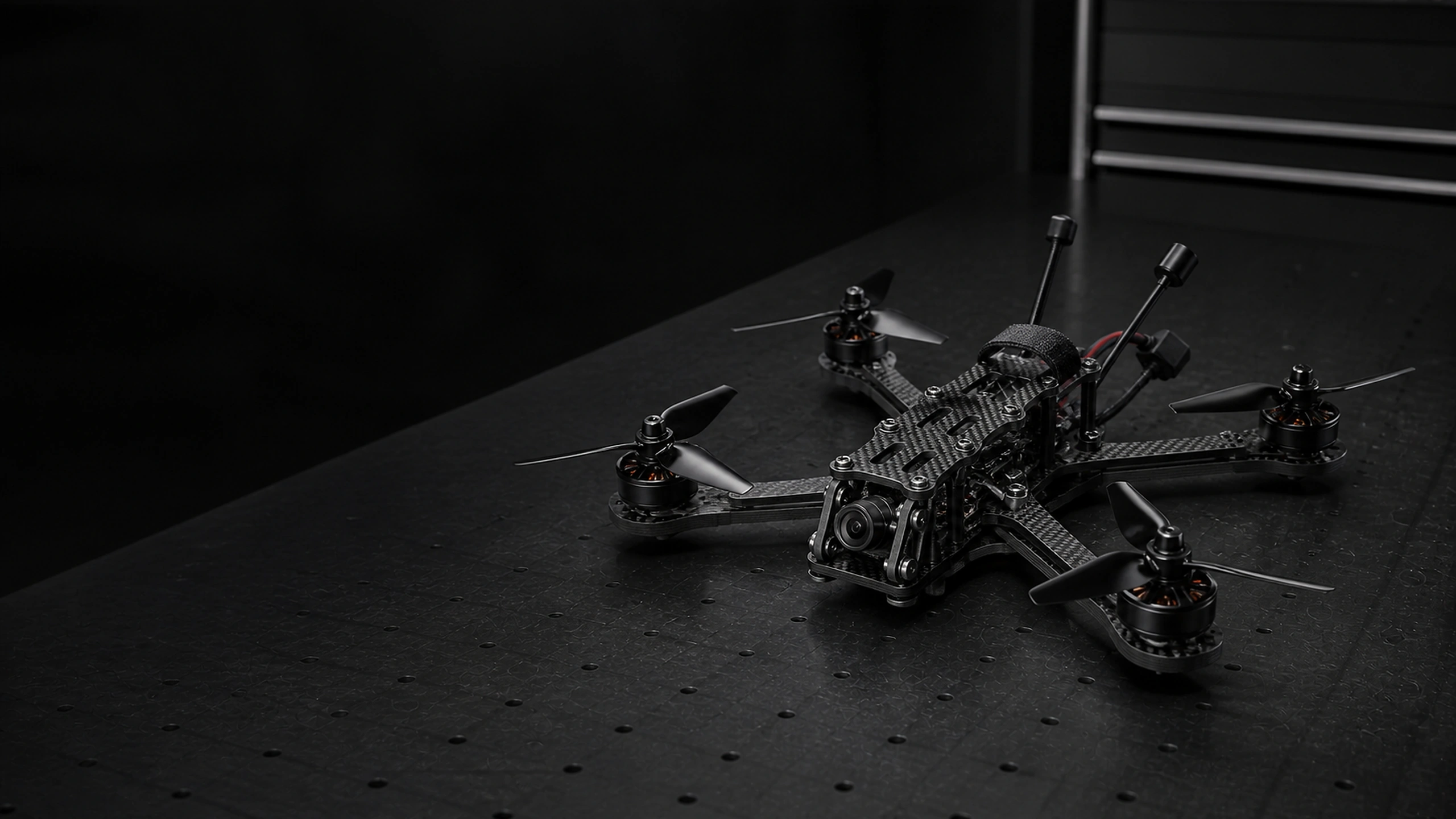 Собранная карбоновая FPV-система на инженерном столе